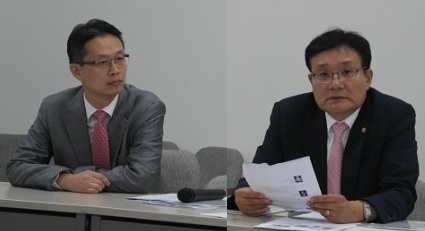 대한치과보존학회 오원만 회장(오른쪽)과 박정원 총무이사가 지난해 10월 전문지 기자간담회를 열고있다.