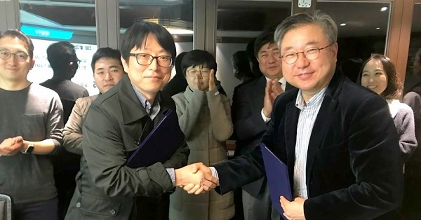 대한악안면레이저치의학회 은희종 회장(오른쪽)과 김연현 DTV 대표가 협약을 체결한 뒤 악수를 나누고 있다.