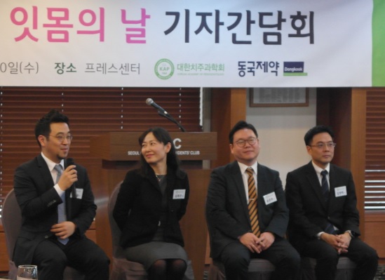 발표자들이 질문에 답하고 있다. (왼쪽부터)박정철 교수, 김옥수 교수, 윤준호 교수, 김영택 교수.