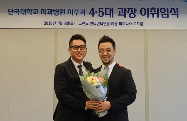 신현승 교수와 박정철 교수(오른쪽)