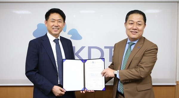 오스템임플란트 엄태관 대표(왼쪽)와 대한치과기공사협회 김양근 회장이 지난 8일 치과기공사회관에서 업무협약을 체결했다.