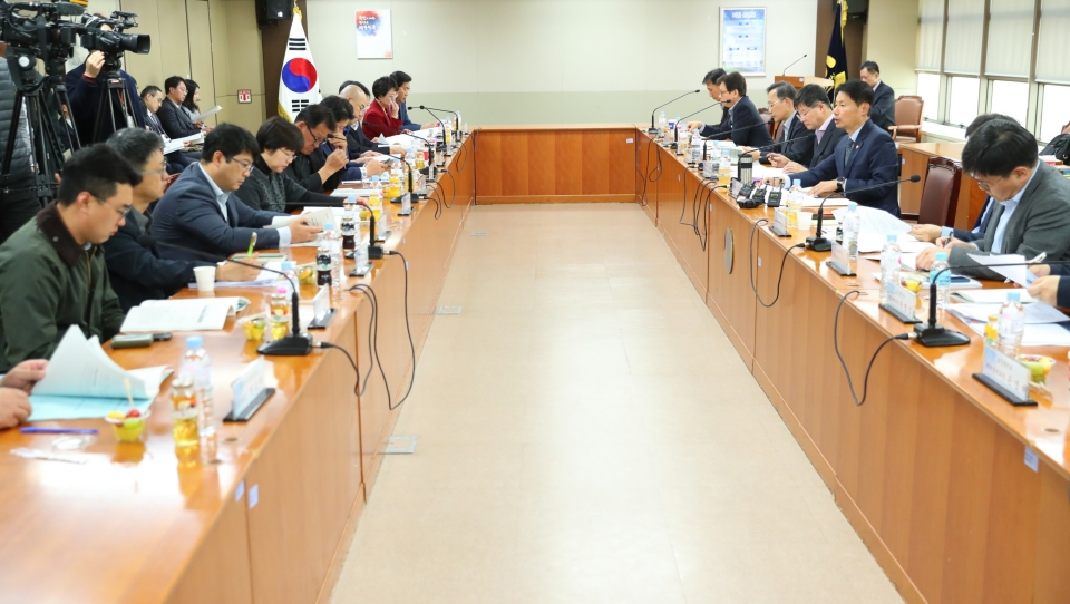 30일 개최된 제21차 건강보험정책심의위원회에서 위원들이 재택의료 활성화 계획에 대해 논의하고 있다. (사진=보건복지부)