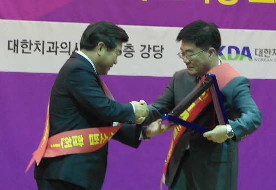 김철수 회장이 김용식 1인시위모임 대표(오른쪽)에게 감사장을 전달했다.