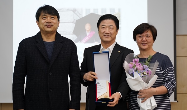 대한치과의사협회 김세영 고문이 ‘건치 올해의 인물상’을 수상했다.