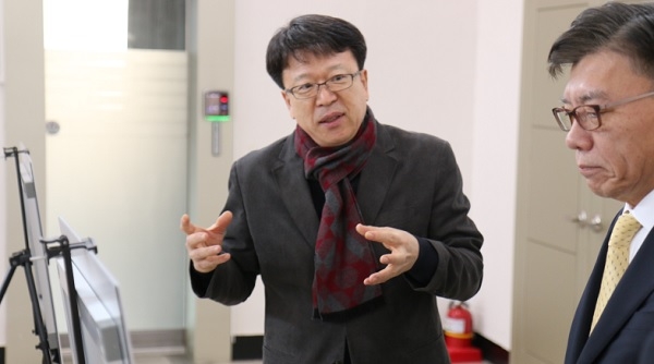 박관호 동문이 작품에 대해 설명하고 있다.