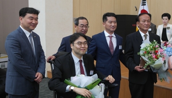 지난해에는 이규환 교수와 정용우 씨가 8회 윤광열 치과의료봉사상을 공동 수상했다.