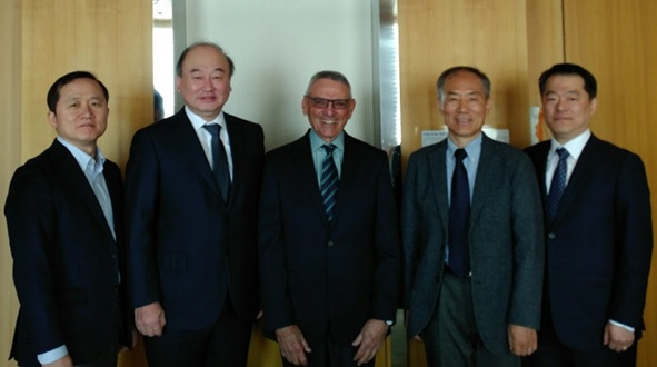 (왼쪽부터)설양조 총무이사, 구영 회장, Myron Nevins 교수, 최점일 교수, 신승윤 편집장.