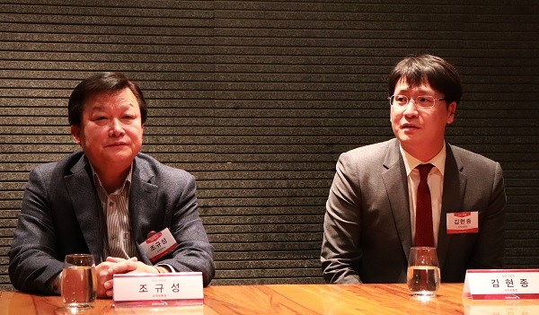 조규성 교수(왼쪽)와 김현종 위원장.