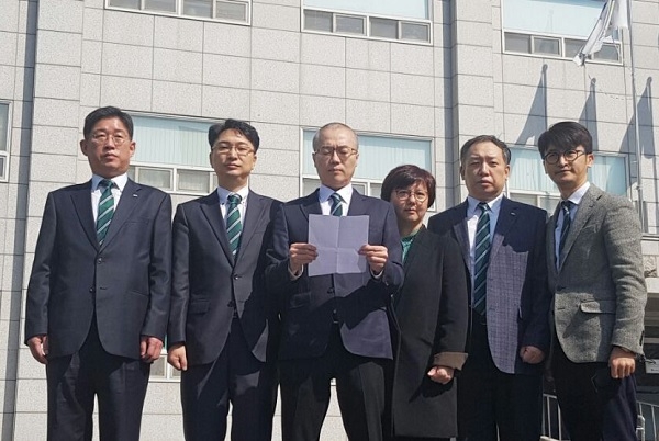 이상훈 캠프 회장단 후보가 지난 8일 치과의사회관 앞에서 입장을 밝히고 있다.