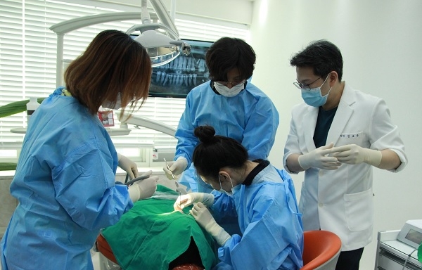 연수생들은 팀을 이뤄 치료계획을 세우고 수술을 직접 시행했다.