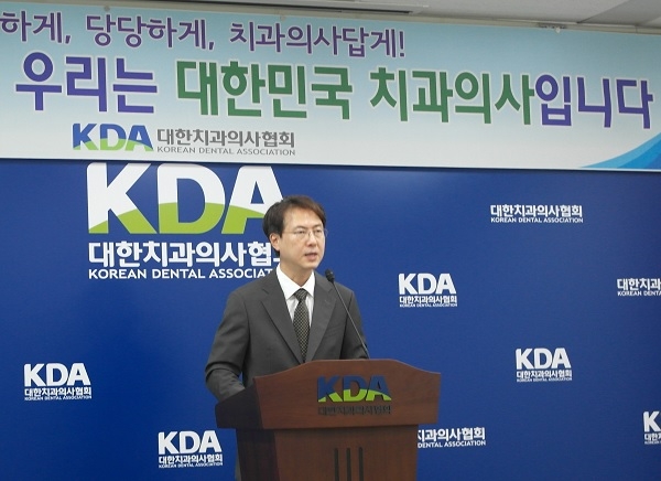 박종진 홍보이사가 22일 열린 기자브리핑에서 이사회 결의사항을 설명하고 있다.