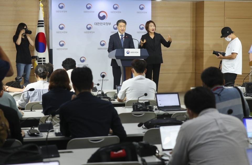 박능후 보건복지부 장관이 6일 의료계 파업과 관련 대국민 담화문을 발표하고 있다.