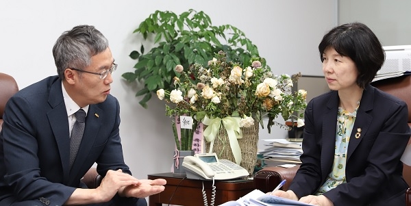 이상훈 치협회장이 양정숙 의원(오른쪽)과 의견을 나누고 있다.