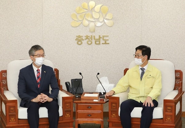 이상훈 치협회장과 양승조 충남도지사(오른쪽)가 의견을 나누고 있다.