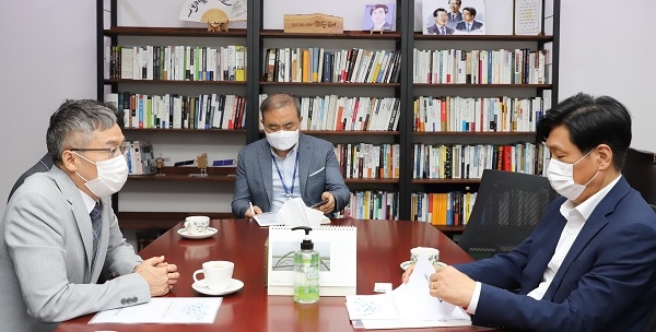 이상훈 치협회장이 조승래 의원(오른쪽)과 면담하고 있다.