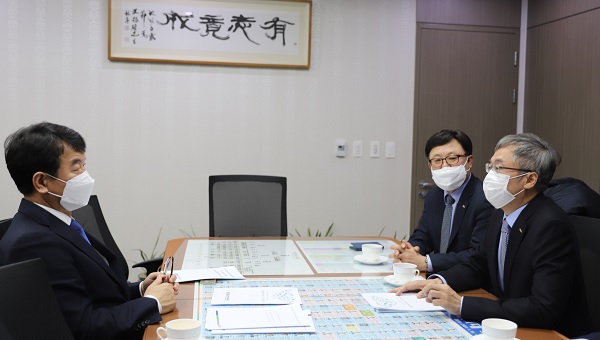 이상훈 회장, 김영만 연구원장이 문진석 의원(왼쪽)과 면담하고 있다.