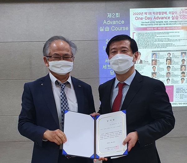 장은식 제주치과의사회장(왼쪽)이 김욱 연자에게 감사장을 수여했다.