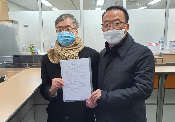이상훈 치협회장과 박현수 지부장협의회장이 반대성명서를 복지부 측에 전달하고 있다.
