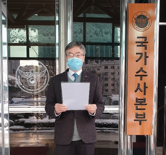 이상훈 치협회장이 13일 경찰청 국가수사본부를 항의 방문해 성명서를 낭독하고 있다.