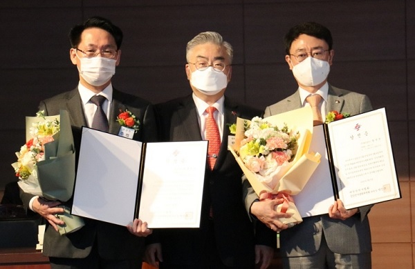(왼쪽부터)회장 당선인 홍주의, 총회의장 박인규, 수석 부회장 당선인 황병천.