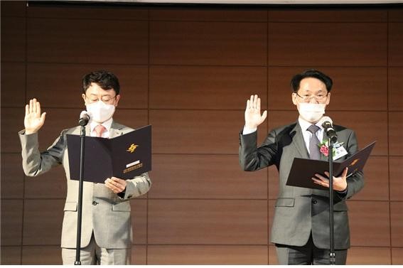 (왼쪽부터) 선서하고 있는 황병천 수석부회장과 홍주의 회장