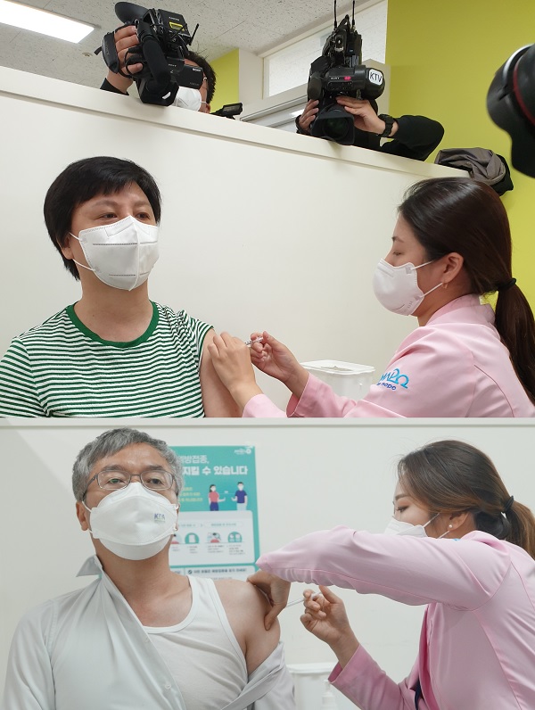 치협 홍수연 부회장(위)과 이상훈 회장이 백신을 맞고 있다.
