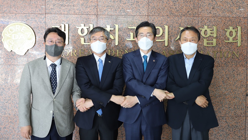 (왼쪽부터)김종민 의협 보험이사 내정자, 이상훈 치협회장, 이필수 의협회장 당선인, 마경화 치협 부회장.