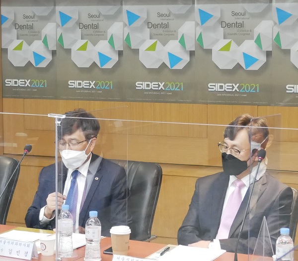 SIDEX2021 김민겸 대회장(왼쪽)과 김응호 조직위원장이 기자간담회에서 준비상황을 설명하고 있다.