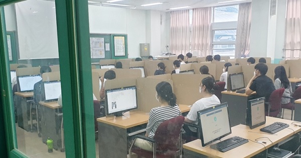 국시원이 시행한 의사 컴퓨터 모의시험에 응시하고 있는 수험생들이 고사장에서 대기하고 있다.