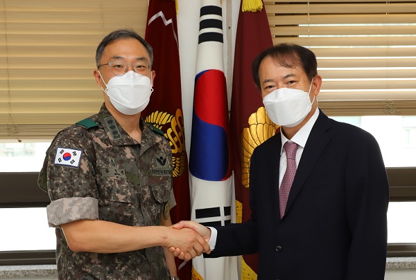 홍진선 국군수도치과병원장(왼쪽)과 박태근 치협회장.