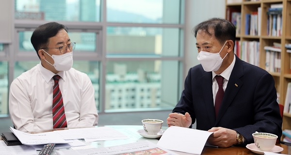 박태근 치협회장(오른쪽)이 박성중 의원에게 한국치의과학연구원 설립의 당위성에 대해 설명하고 있다.