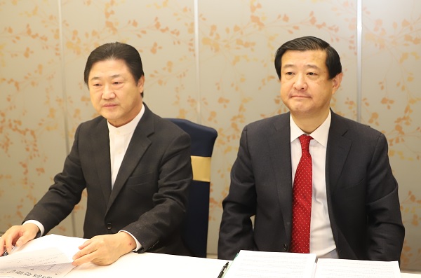 김욱 1인1개소법 사수모임 대표(오른쪽)와 김세영 치협 고문이 지난달 26일 기자간담회를 열었다.