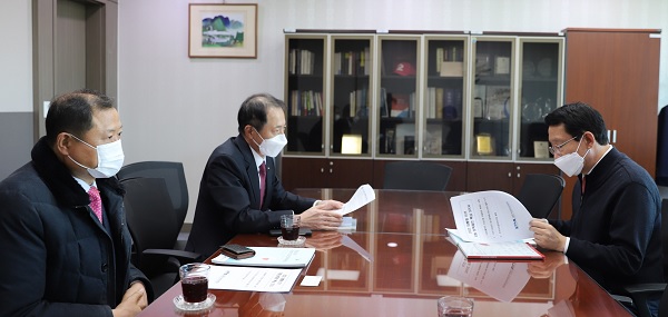박태근 치협회장과 임훈택 치산협회장이 김상훈 의원(오른쪽)과 면담하고 있다.