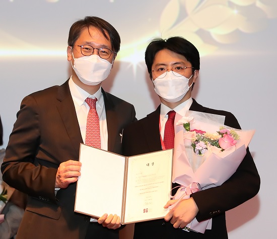 김양수 심사위원장과, 대상수상자인 오현준 전임의(오른쪽)