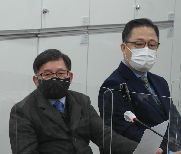 최종협 특위 및 선관위원장(왼쪽)과 김양근 26대 치기협회장.