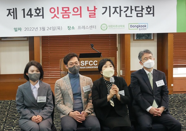 (왼쪽부터)김윤정 이사, 강시혁 교수, 이효정 교수, 허익 회장이 질문에 답하고 있다.