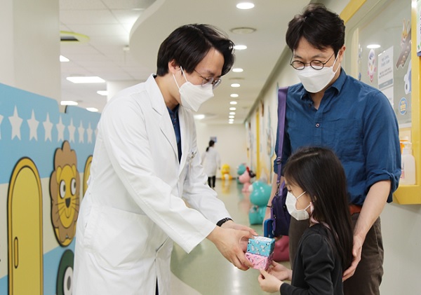 서울대치과병원 소아치과 김현태 교수(왼쪽 첫 번째)가 어린이날 선물을 증정하고 있다.