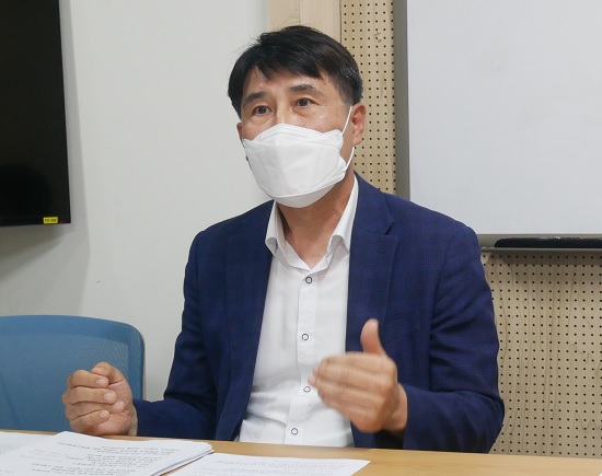 ‘치협 투명재정 감시행동’ 김종수 대표가 지난 24일 기자들과 만나 치협회장 소송과 관련한 자신의 입장을 밝히고 있다.