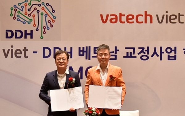 디디에이치 허수복 대표(오른쪽)와 서진원 바텍 베트남 법인장이 베트남 교정사업 협약을 체결했다.