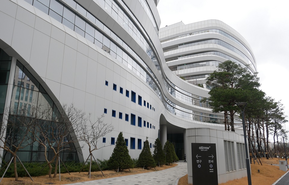 오스템임플란트는 서울 마곡 사옥에 세계적인 수준의 연구시설을 구축했다.