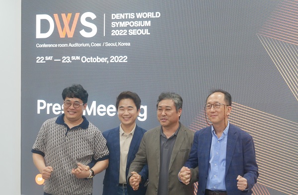 (왼쪽부터)김세웅 원장(22세기서울치과), 이동운 교수(원광대 치과대학병원), 장원건 원장(치과마일스톤즈), 전인성 원장(서울H치과).
