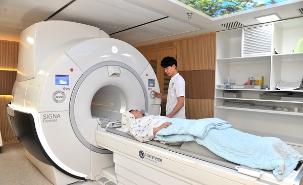 연세대학교 치과대학병원은 2019년 국내 치과대학병원 최초로 전용 자기공명영상장치(MRI)를 도입했다.