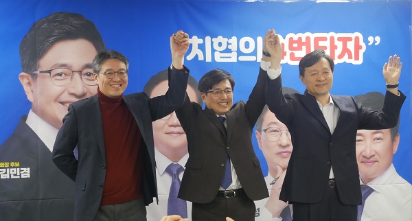 (왼쪽부터)박창진 원장, 김민겸 후보, 윤현중 교수.