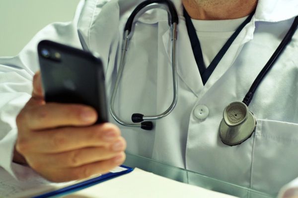 코로나19에 확진된 의사는 다음달 30일까지 전화 상담 및 처방 등의 비대면 진료를 할 수 있게 됐다. [사진=Pixabay]&nbsp;