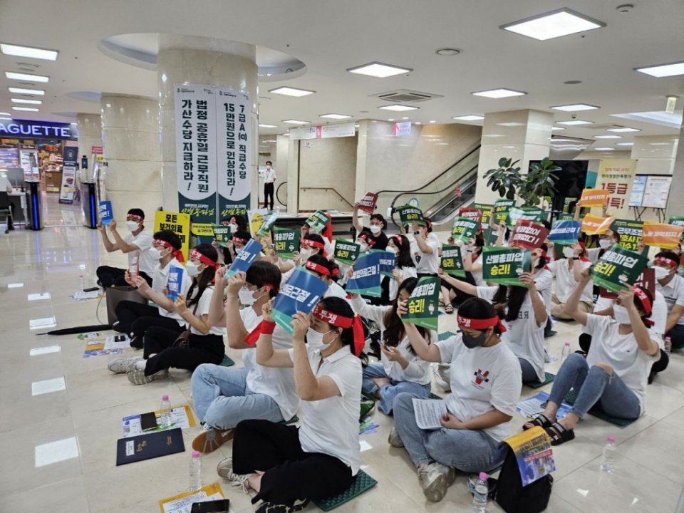 보건의료노조 조합원들이 12일 저녁 6시 이화의료원 서울병원에서 총파업 전야제를 열고 있다. 사진은 한림대의료원지부(한강성심병원) 전야제 모습. [2023.07.12]