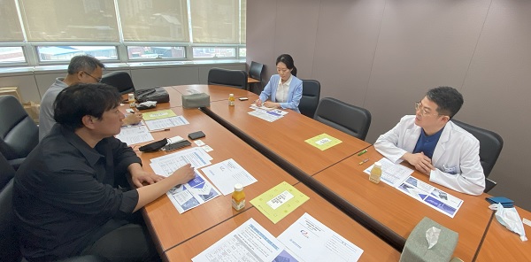 양일형 기획조정실장 등 서울대치과병원 관계자들이 외국인환자 유치 확대를 위한 심화컨설팅을 받고 있다.