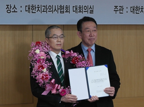 이상훈 당선자가 김동기 선관위원장에게서 당선증을 받았다.