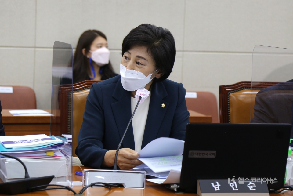 더불어민주당 남인순 의원이 국정감사에서 질의를 하고 있다.