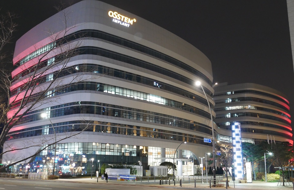 서울 마곡동에 있는 오스템임플란트 신사옥 '트윈타워'.