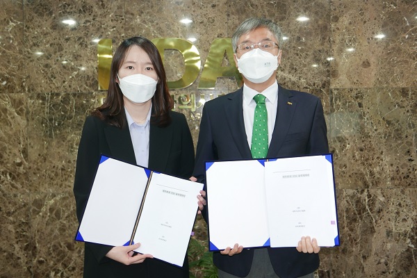 이상훈 치협회장과 김문선 선진회계법인 공인회계사가 계약서를 보이고 있다.